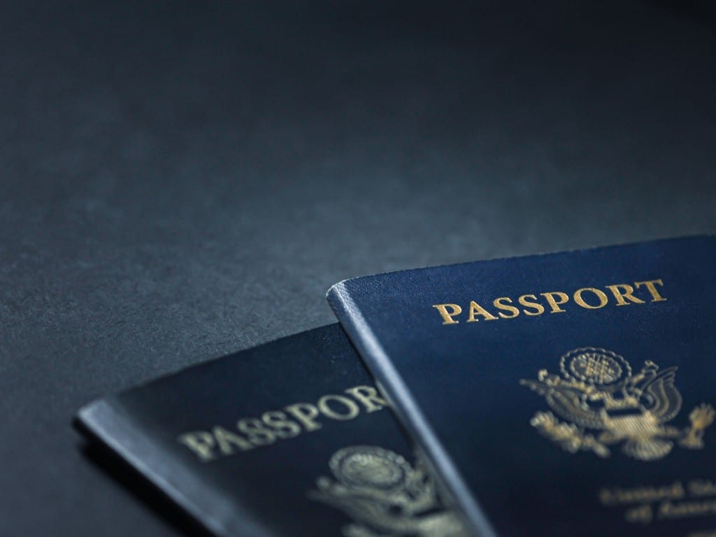 Imagen de dos pasaportes azules de los Estados Unidos