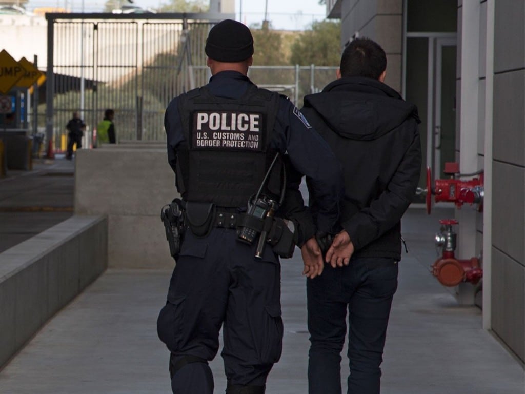 Una persona detenida por un agente de ICE