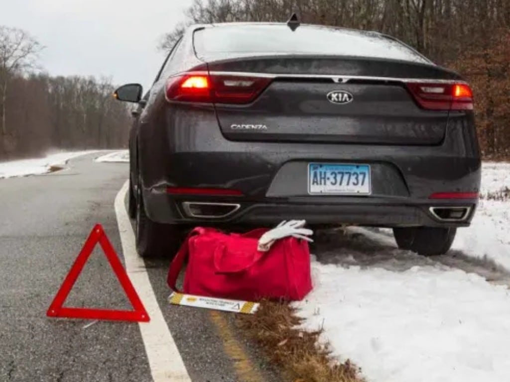 Imagen de un auto estacionado en la nieve