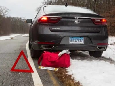 Imagen de un auto estacionado en la nieve