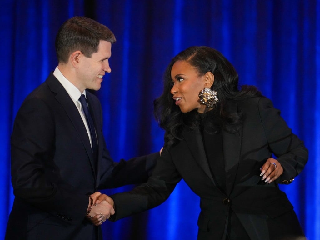 Los candidatos demócratas al Senado por Texas, James Talarico y Jasmine Crockett se dan la mano al final del debate.