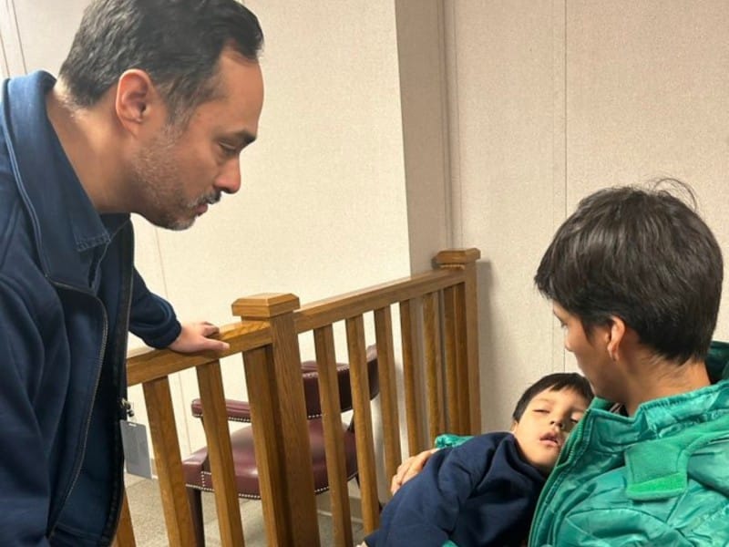 Joaquín Castro visita el centro de detención ubicado en Dilley, Texas.