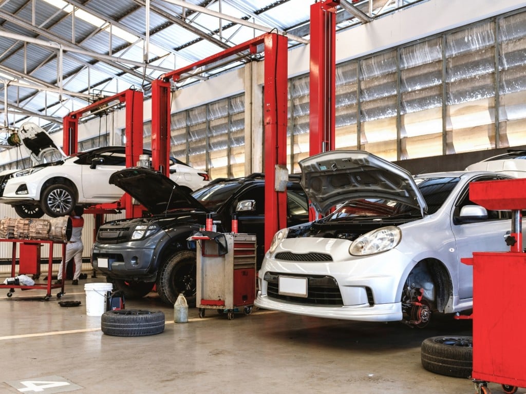 Foto de automóviles en un taller