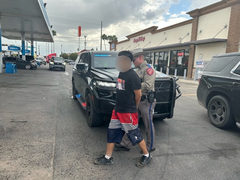 Agentes del estado de Texas aprehenden a un inmigrante indocumentado