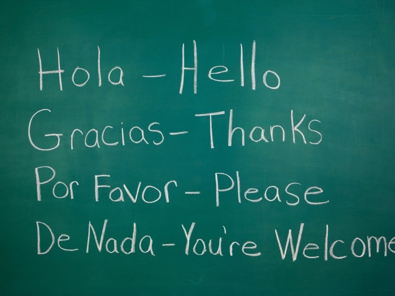 Pizarra con palabras escritas en español y en inglés