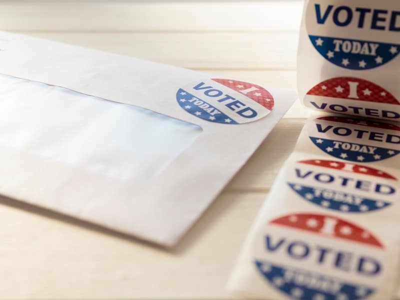 Imagen de un sobre con el sticker de "voted"