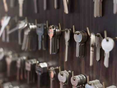 Imagen de una vitrina llena de llaves.