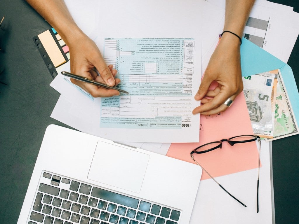 Imagen de una persona llenando sus formularios de impuestos