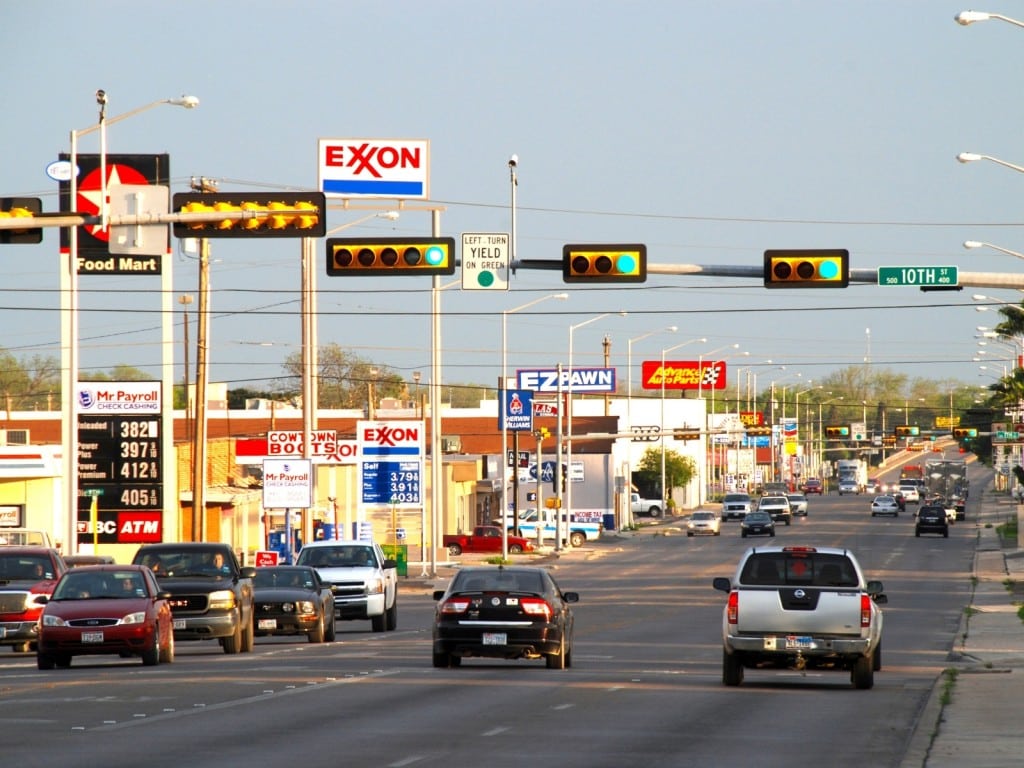 Intersección en una zona céntrica de la ciudad de Del Río, en Texas