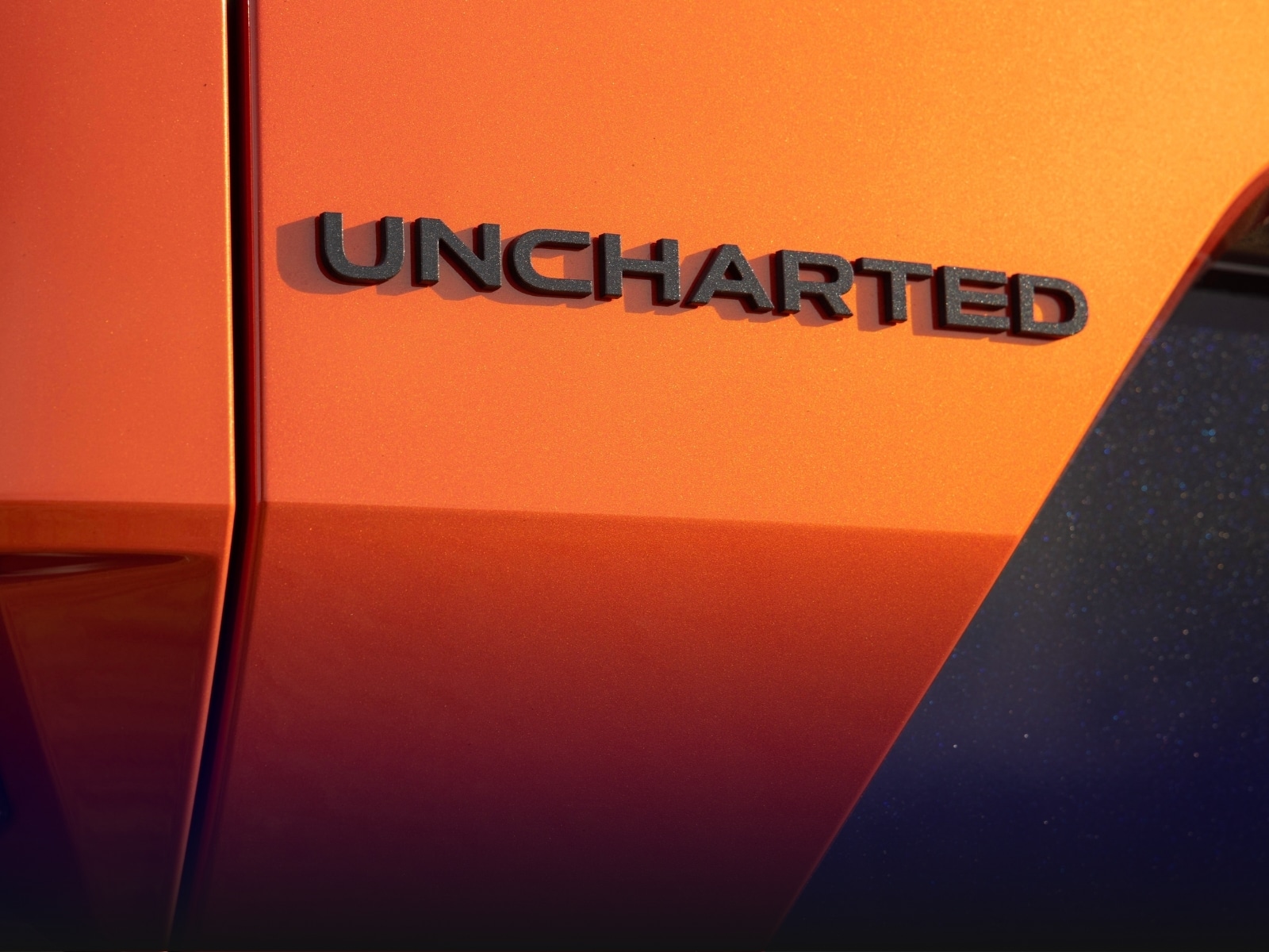 Emblema “Uncharted” en la carrocería del nuevo SUV eléctrico compacto de Subaru