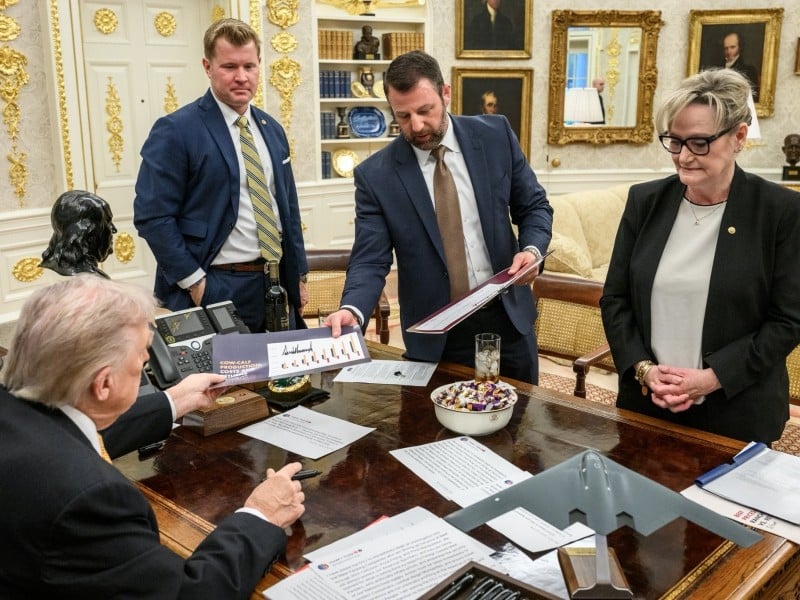 El senador Mullin (centro) junto al presidente Donald Trump en la Casa Blanca
