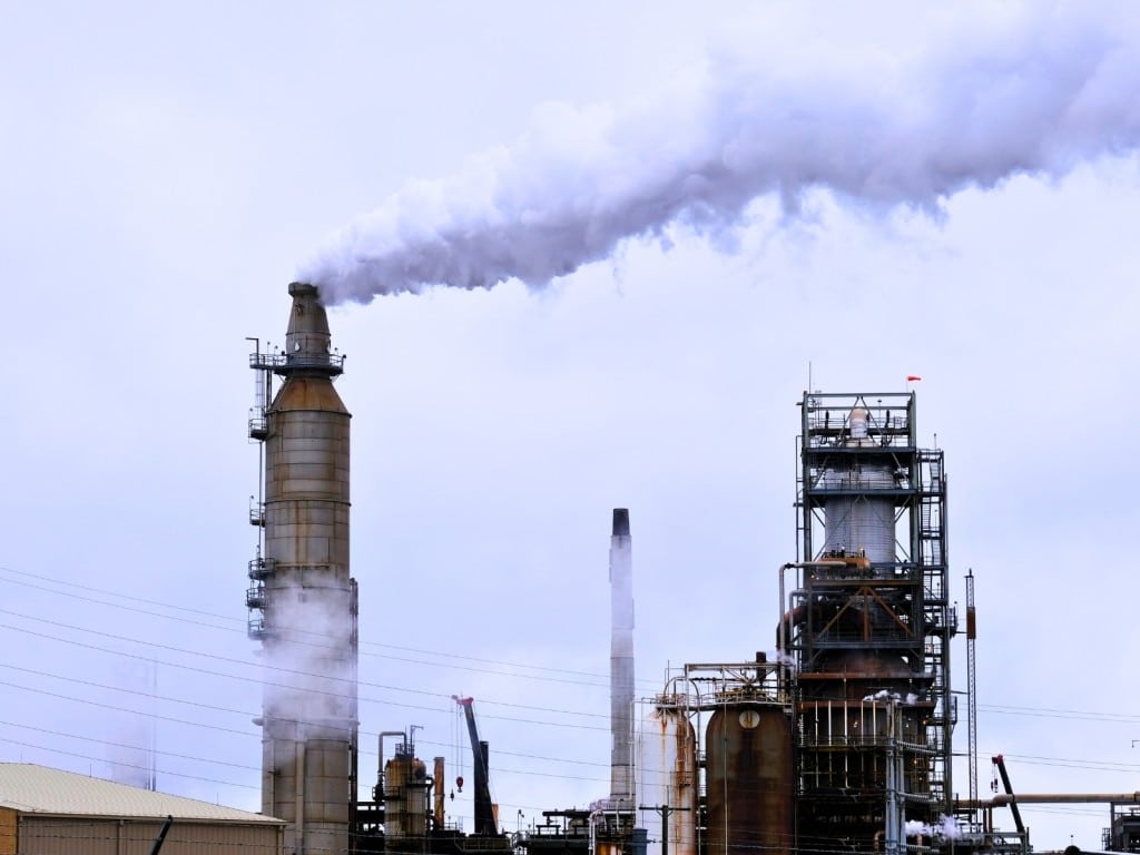 Vista de una refinería ubicada en Pasadena, Texas