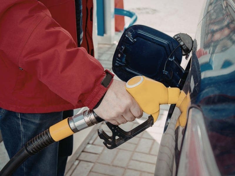 Una persona echando combustible a su automóvil