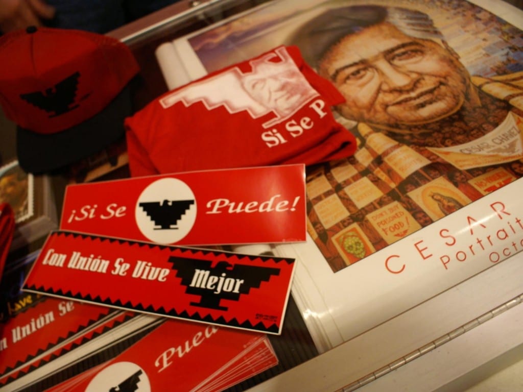 Imágenes de César Chávez junto al lema del sindicato de trabajadores agrícolas: "Sí se puede"