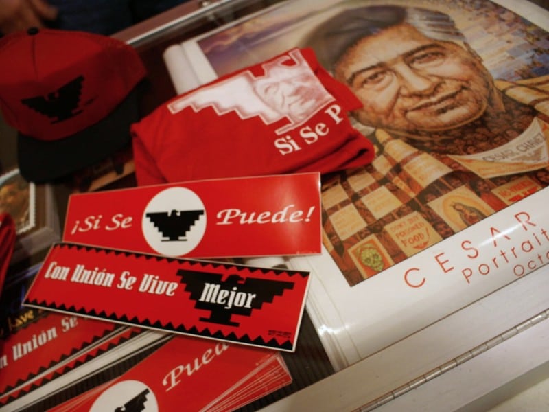 Imágenes de César Chávez junto al lema del sindicato de trabajadores agrícolas: "Sí se puede"
