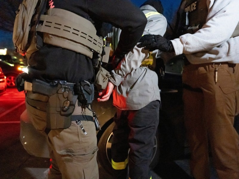 Agentes de ICE detienen a una persona
