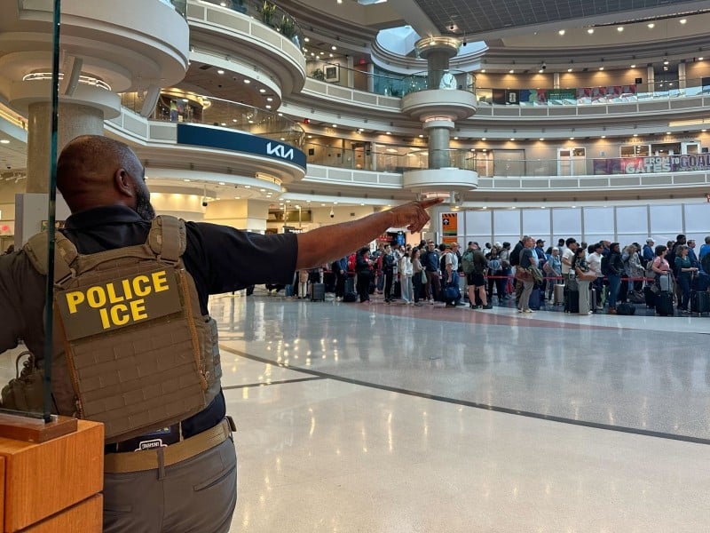Un agente de ICE es visto dentro del Aeropuerto Internacional Hartsfield-Jackson de Atlanta.