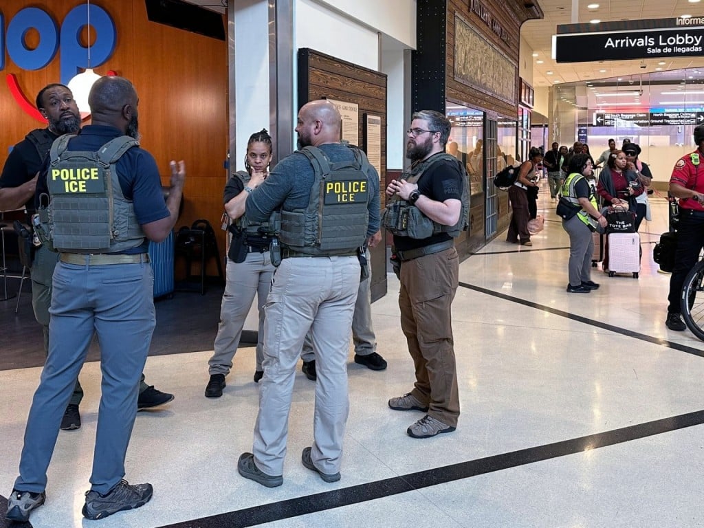 Agentes migratorios son vistos dentro del Aeropuerto Internacional Hartsfield-Jackson de Atlanta