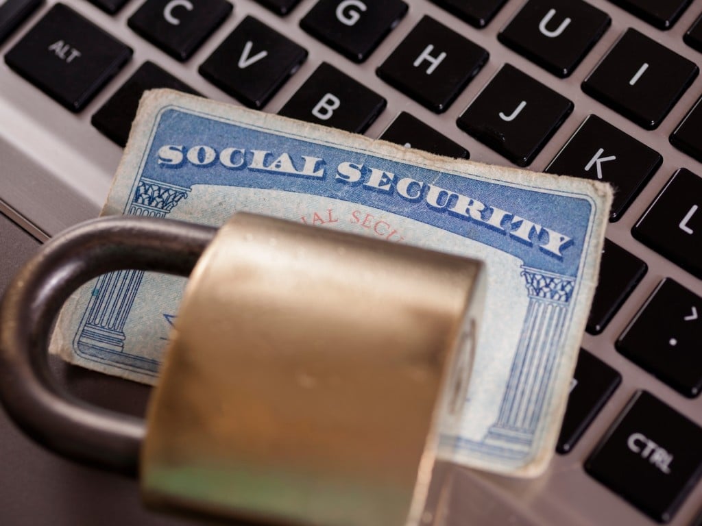 Foto de una tarjeta del seguro social debajo de un candado