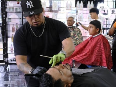 Joven cortando el cabello