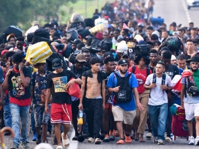 Migrantes caminan por la carretera en México