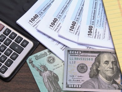 Foto de formulario de IRS junto a billetes de los EE. UU.