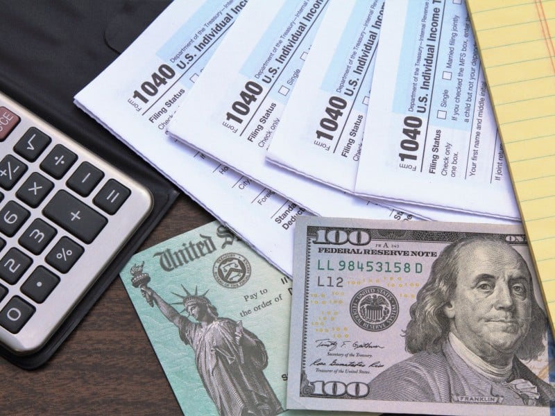 Foto de formulario de IRS junto a billetes de los EE. UU.
