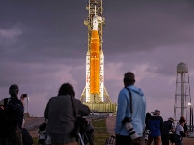 Fotógrafos posicionándose horas previas al lanzamiento del Artemis II