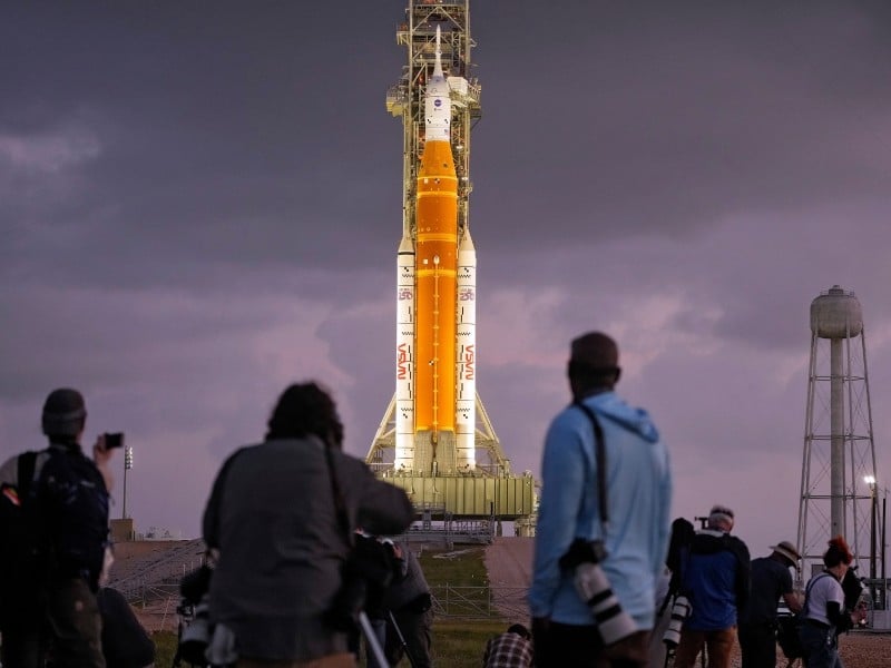 Fotógrafos posicionándose horas previas al lanzamiento del Artemis II