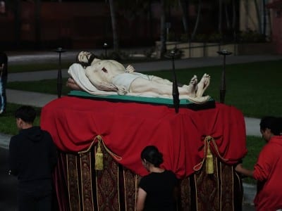 Una representación de Jesús en un ensayo para la procesión de Viernes Santo