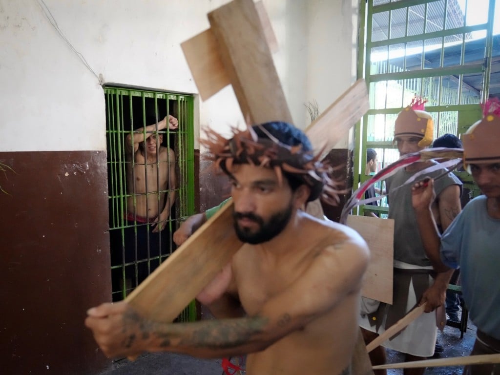 Reos recrean el Vía Crucis de Jesucristo en la prisión de Tacumbú, en Asunción, Paraguay