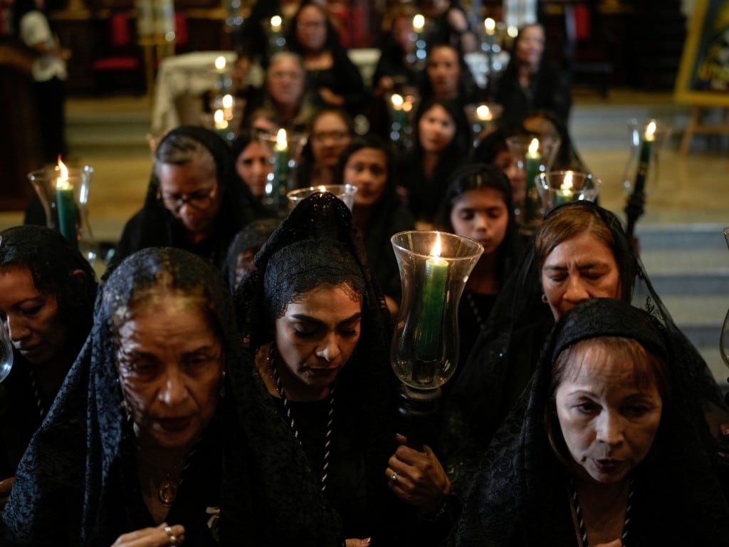 Católicos participan en una procesión de Semana Santa