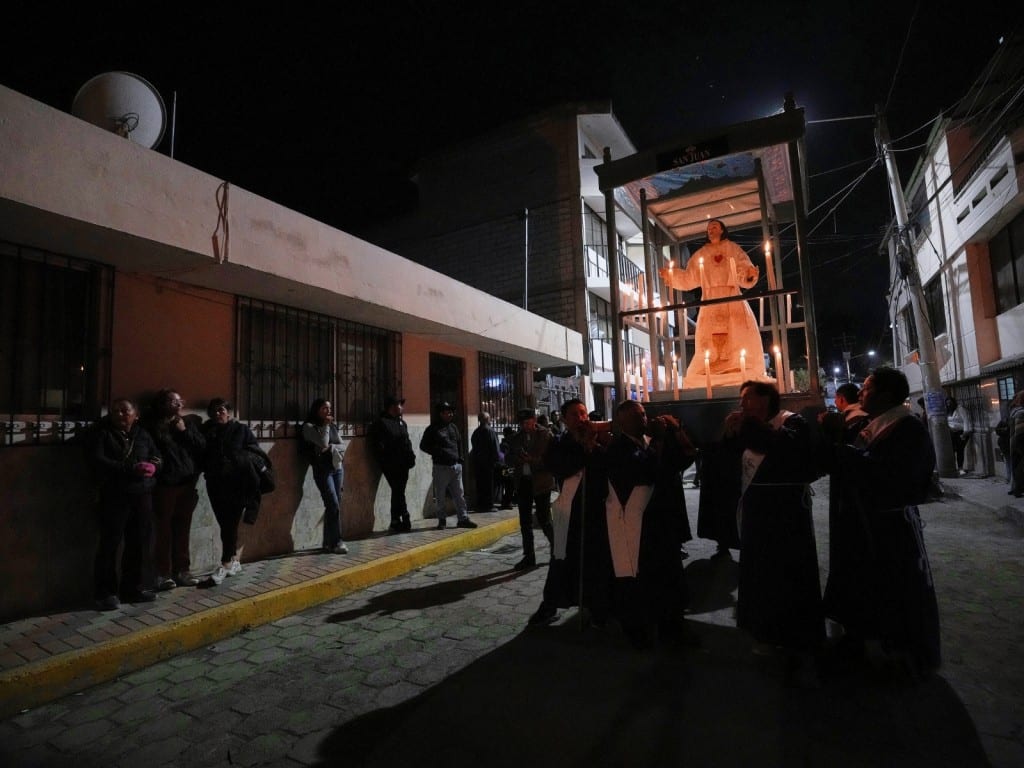 Fieles participan en una procesión de Semana Santa en Puellaro, Ecuador