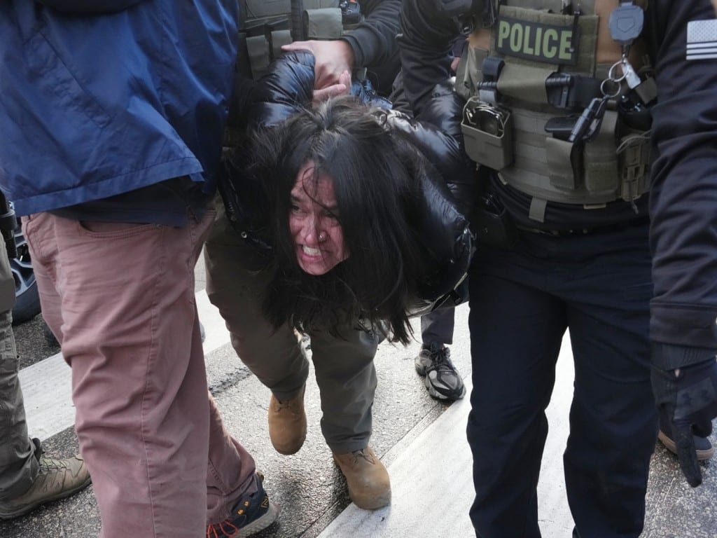 Aliya Rahman, ciudadana estadounidense, es detenida por agentes federales