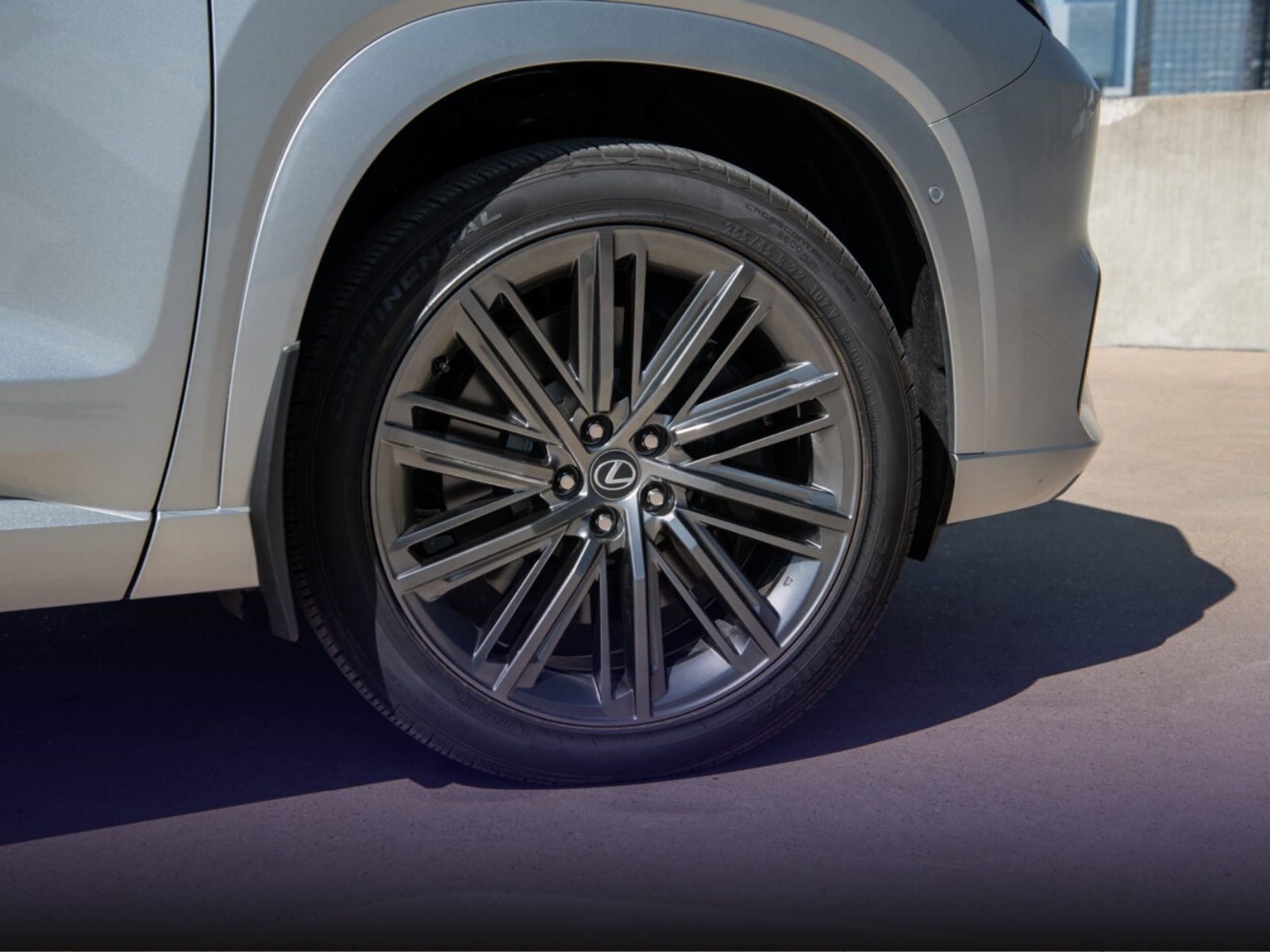 Llanta del Lexus TX 550h+