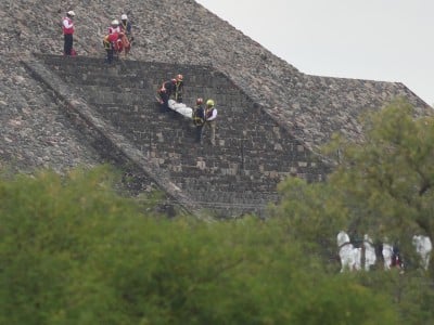 Los forenses bajan el cadáver de una víctima por una pirámide en Teotihuacán, México