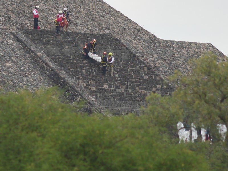 Los forenses bajan el cadáver de una víctima por una pirámide en Teotihuacán, México