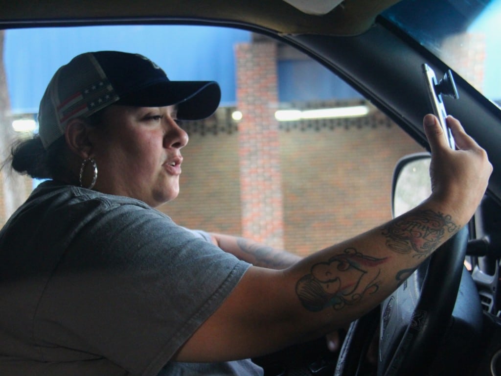 Priscilla Villarreal graba con su celular en Laredo, Texas, en 2018