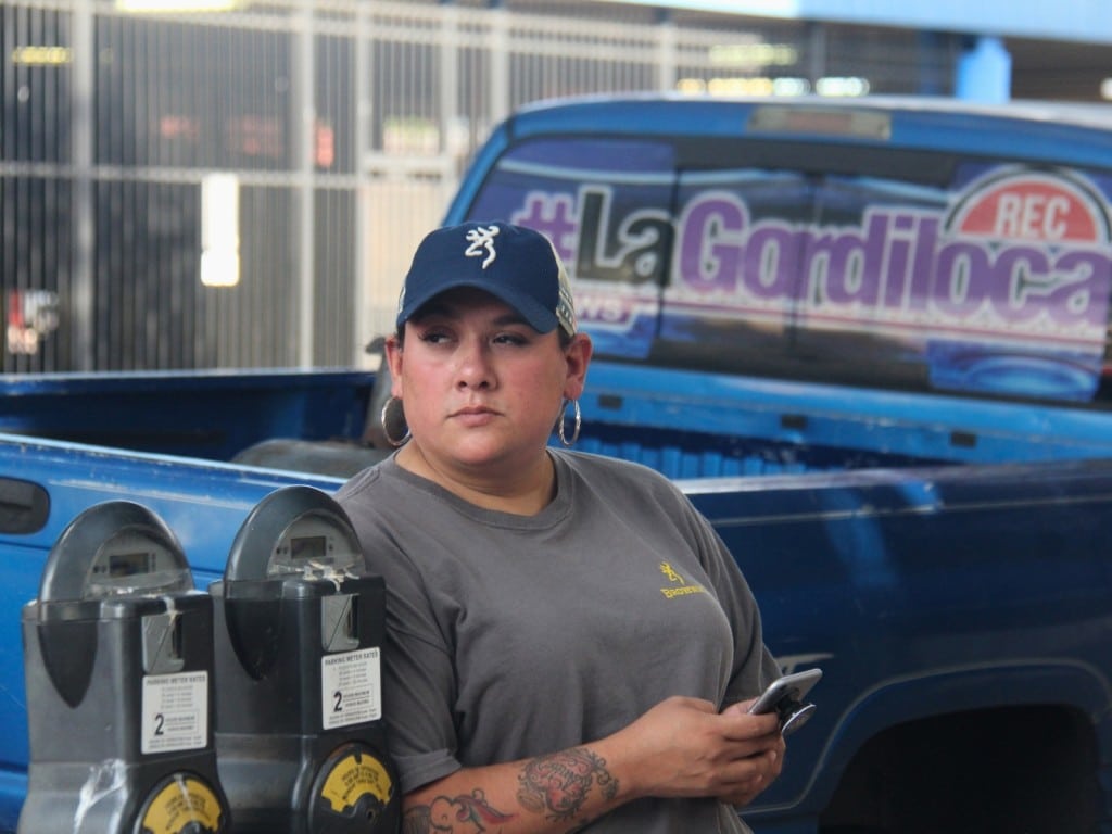 Priscilla Villarreal posa junto a su vehículo en Laredo, Texas, en 2018