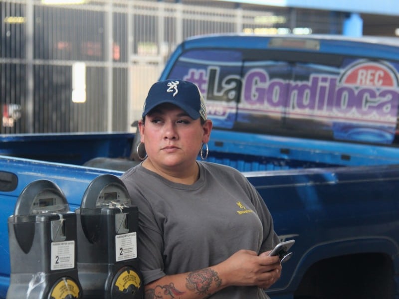 Priscilla Villarreal posa junto a su vehículo en Laredo, Texas, en 2018