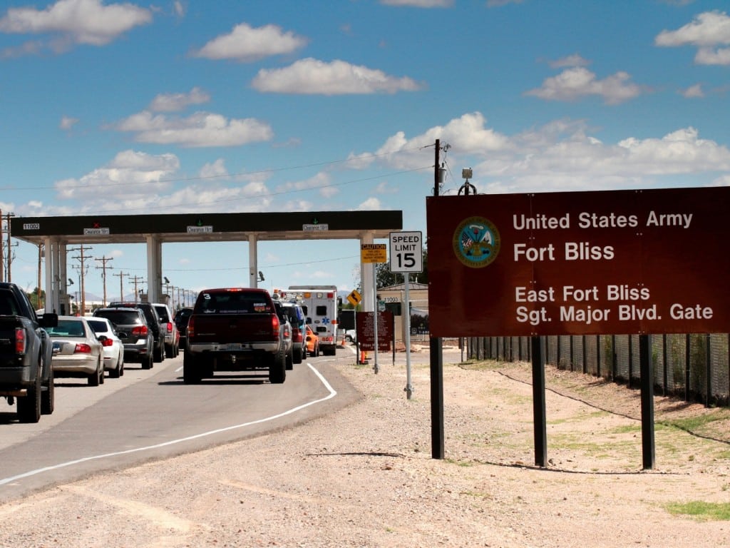 vehículos que esperan para ingresar a Fort Bliss, Texas