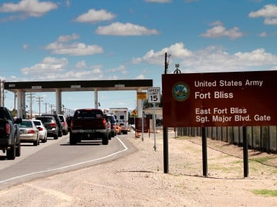vehículos que esperan para ingresar a Fort Bliss, Texas