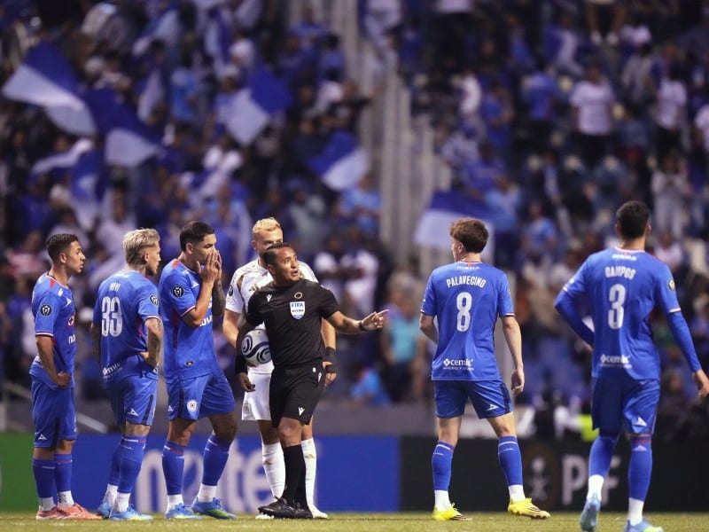 El árbitro Iván Barton suspende el partido debido a cánticos discriminatorios