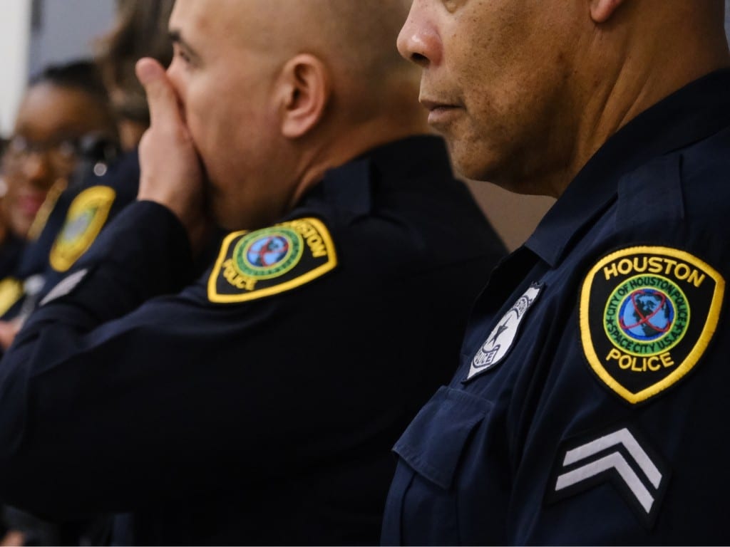 Varios agentes del Departamento de Policía de Houston participan de durante una reunión comunitaria