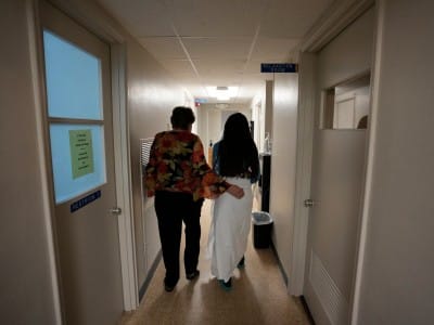 Una madre de 33 años en un centro médico en LA