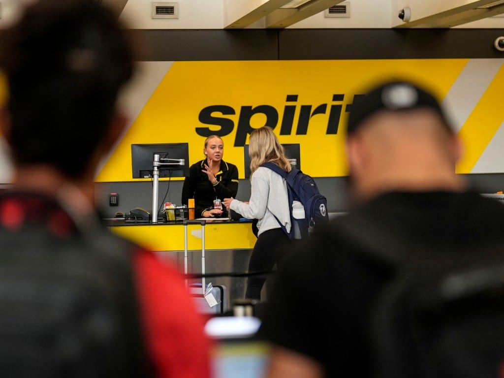Un viajero habla con un agente de Spirit Airlines en el Aeropuerto Internacional Hartsfield-Jackson