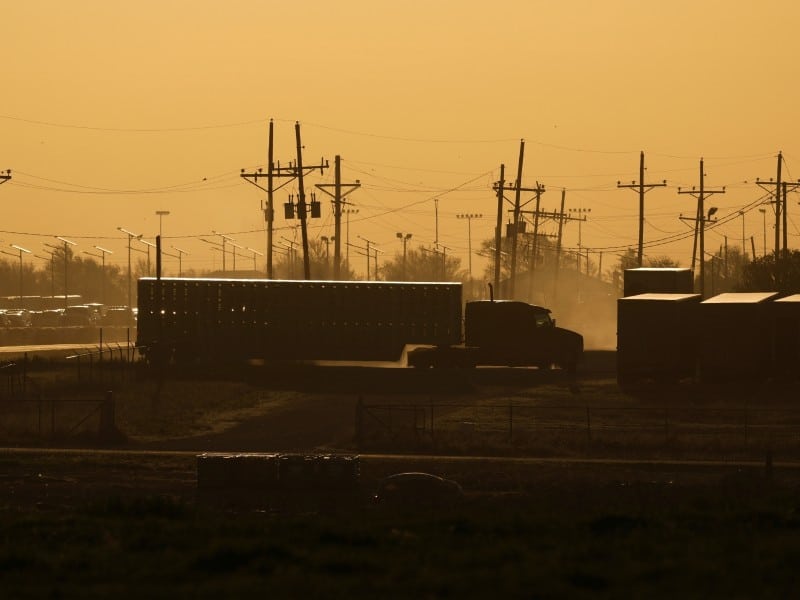 Imagen de un camión a lo lejos