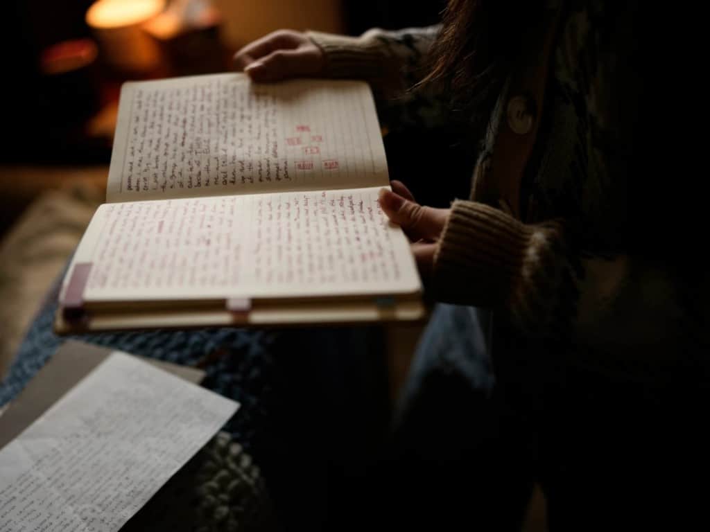 Persona revisando su diario