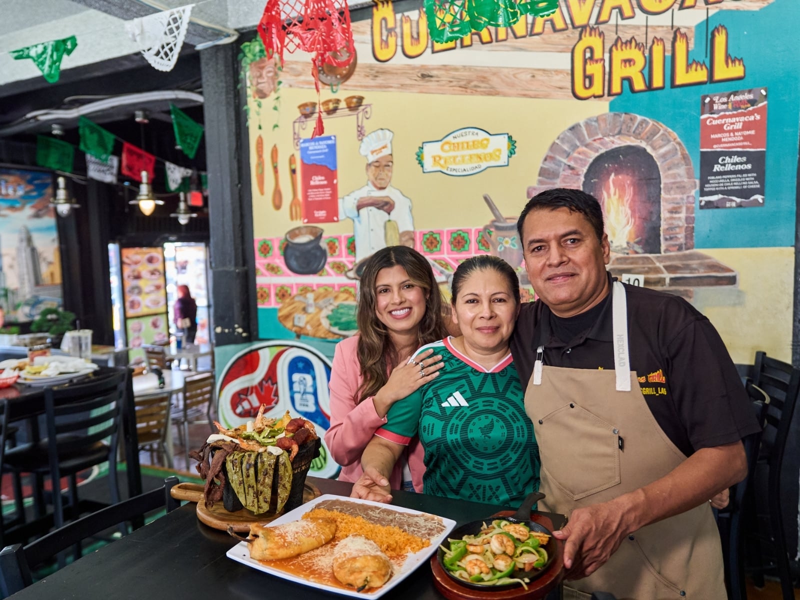 El chef Marco Mendoza, su esposa e hija.