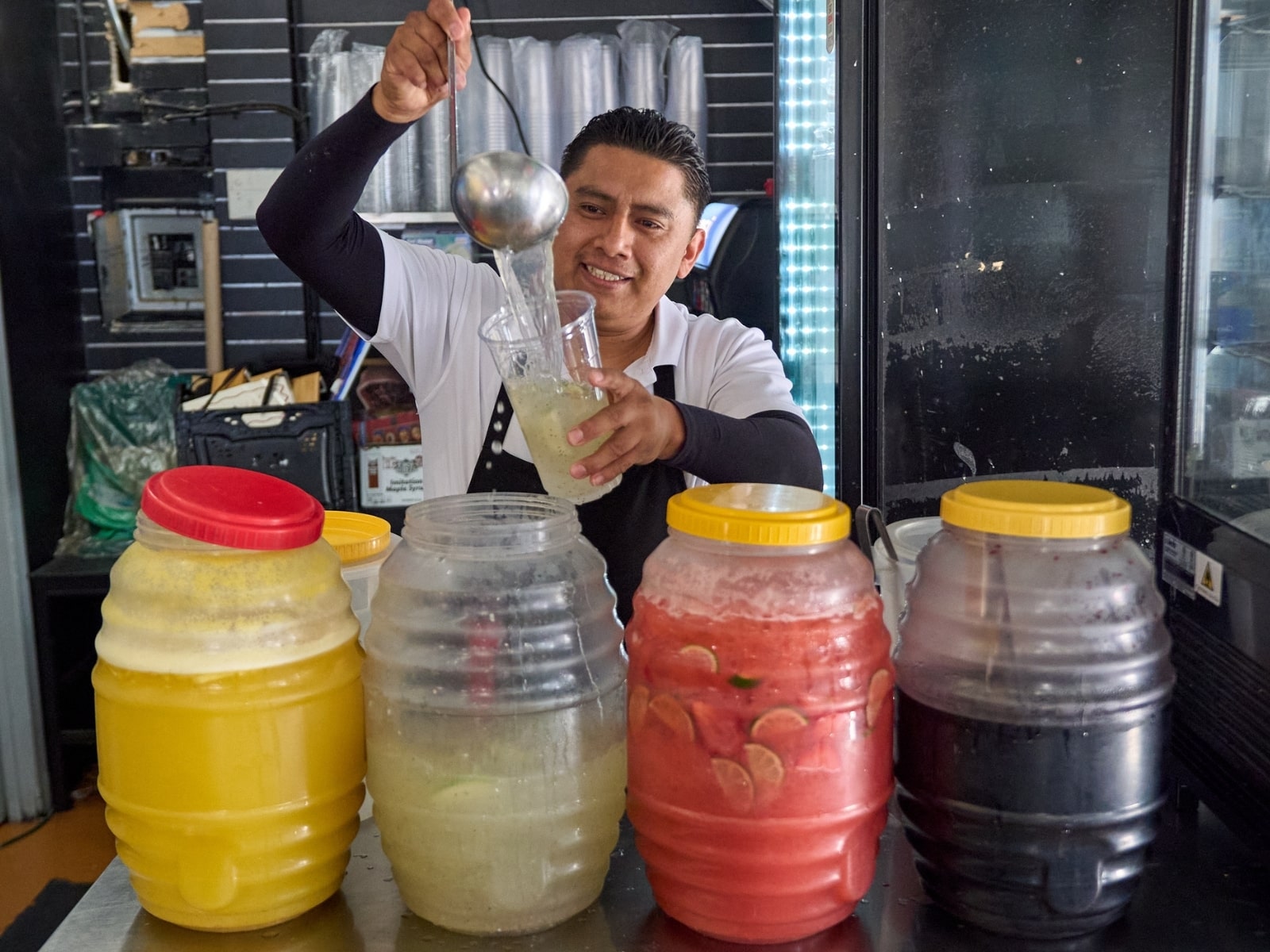 El mesero Usiel Macias sirve una limonada en el restaurante mexicano Cuernavaca's Grill